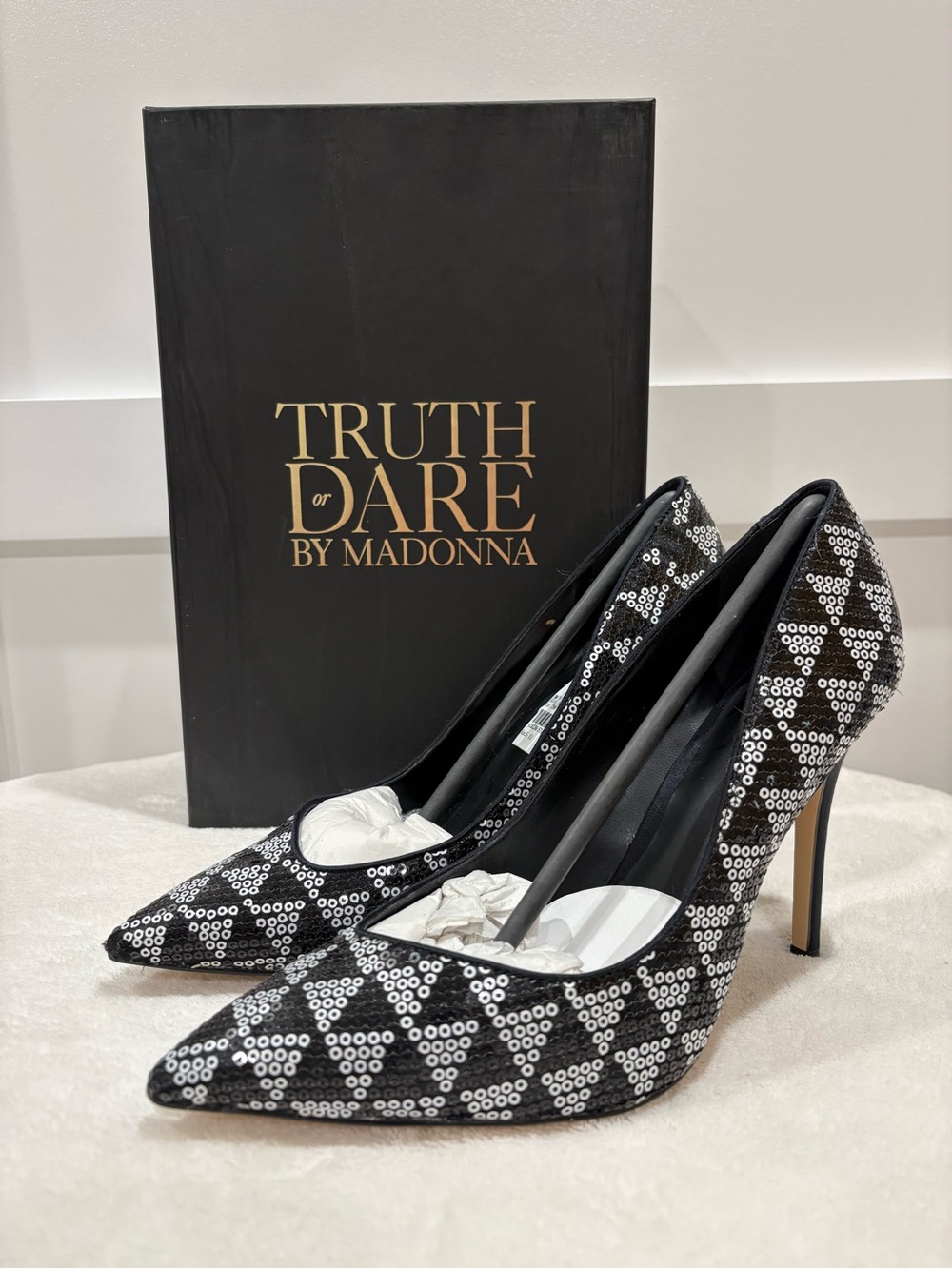 NEW Truth or Dare by Madonna Black & Silver Sequin Pointed Pumps ~ Size 8.5